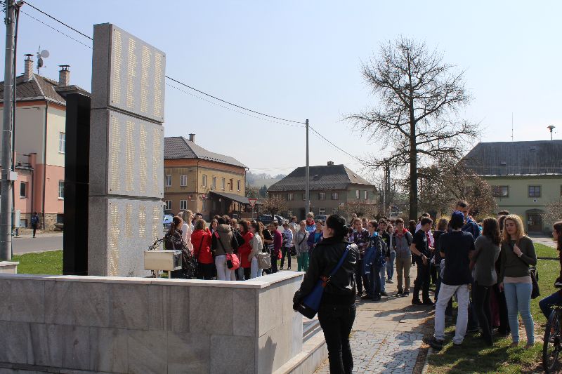 Galerie: Projekt Život a historie vypálených obcí - exkurze Nový Malín - 2. 4. 2014