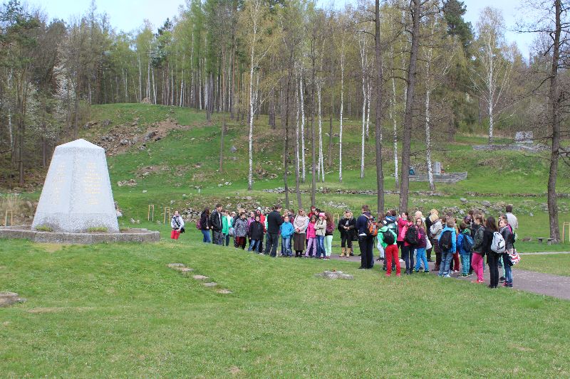 Galerie: Projekt Život a historie vypálených obcí - exkurze Ležáky - 9. 4. 2014