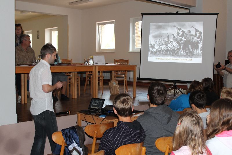 Galerie: Projekt Život a historie vypálených obcí - exkurze Lačnov - 29. 4. 2014