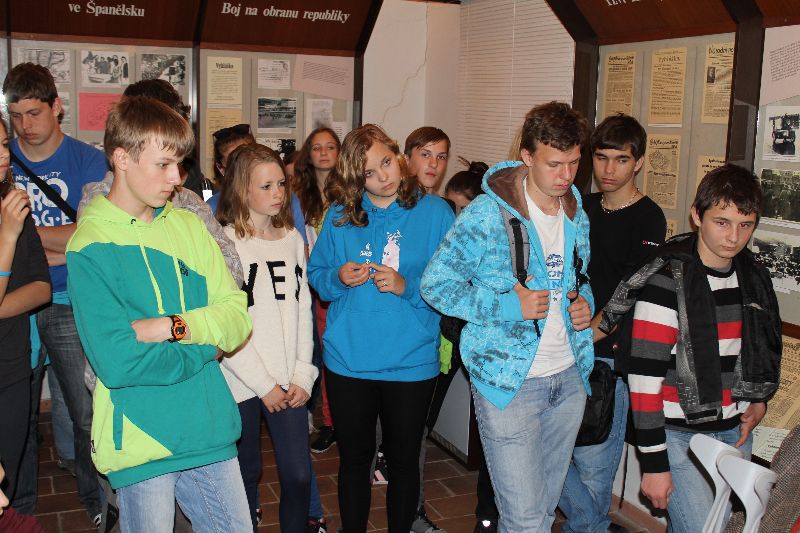 Galerie: Projekt Život a historie vypálených obcí - exkurze Lačnov - 29. 4. 2014