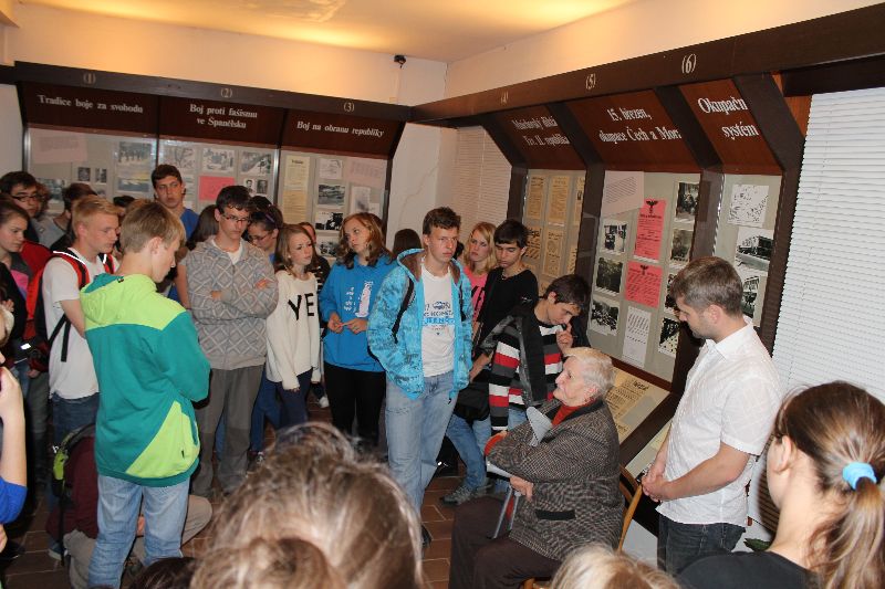 Galerie: Projekt Život a historie vypálených obcí - exkurze Lačnov - 29. 4. 2014