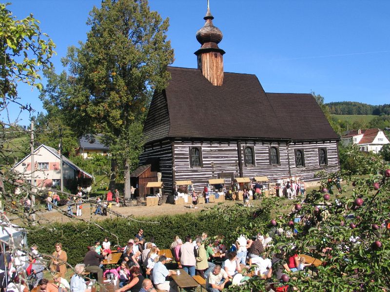 Galerie: Oprava dřevěného kostela sv. Michaela v Maršíkově