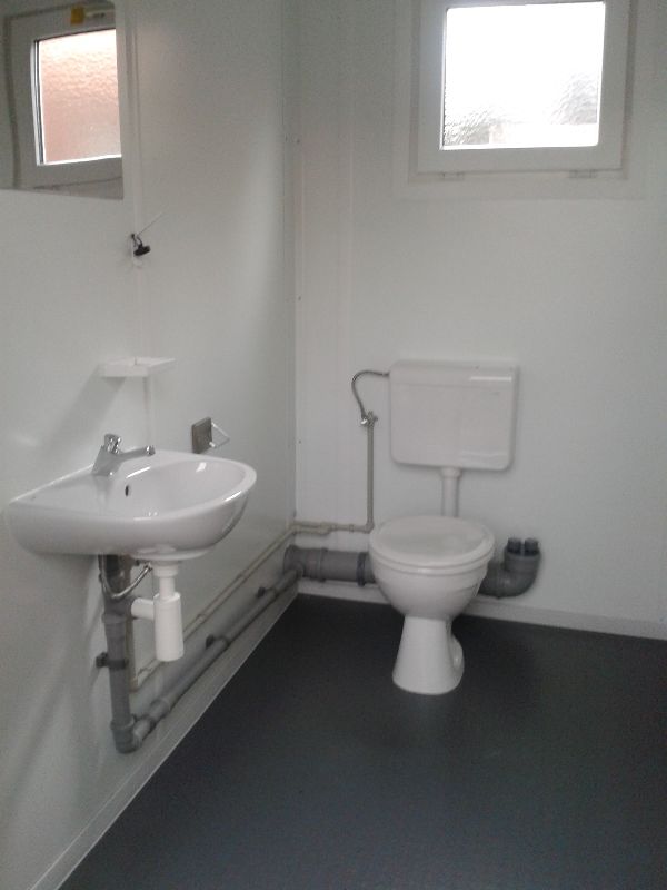 Galerie: WC s přístřeškem v centru obce Velké Losiny a u Areálu zdraví