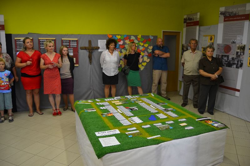 Galerie: Projekt Život a historie vypálených obcí - Pietní vzpomínka 11. 7. 2014 Nový Malín