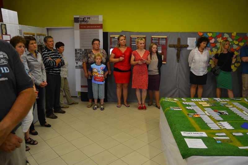 Galerie: Projekt Život a historie vypálených obcí - Pietní vzpomínka 11. 7. 2014 Nový Malín