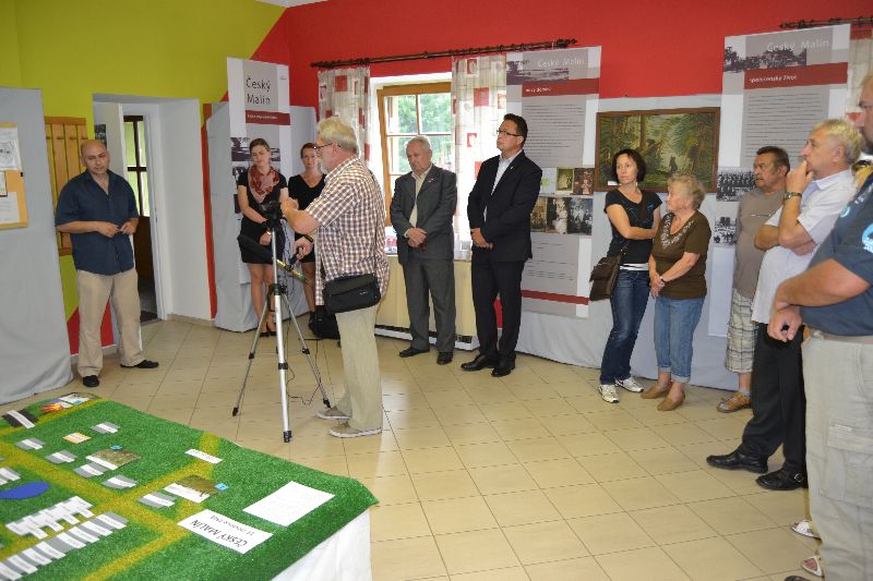 Galerie: Projekt Život a historie vypálených obcí - Pietní vzpomínka 11. 7. 2014 Nový Malín