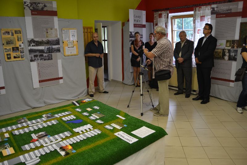 Galerie: Projekt Život a historie vypálených obcí - Pietní vzpomínka 11. 7. 2014 Nový Malín