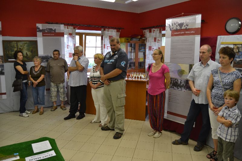 Galerie: Projekt Život a historie vypálených obcí - Pietní vzpomínka 11. 7. 2014 Nový Malín