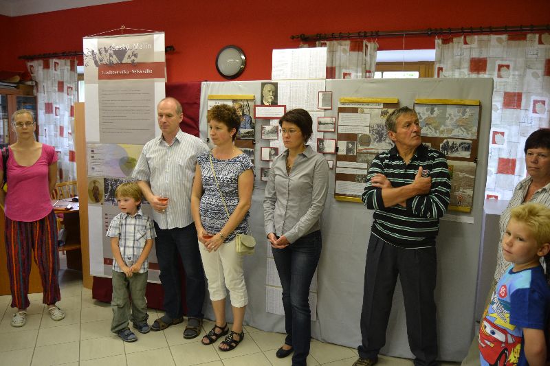 Galerie: Projekt Život a historie vypálených obcí - Pietní vzpomínka 11. 7. 2014 Nový Malín