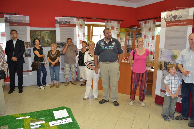 Galerie: Projekt Život a historie vypálených obcí - Pietní vzpomínka 11. 7. 2014 Nový Malín