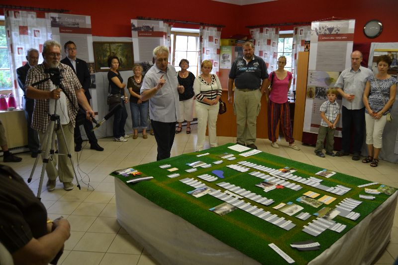Galerie: Projekt Život a historie vypálených obcí - Pietní vzpomínka 11. 7. 2014 Nový Malín