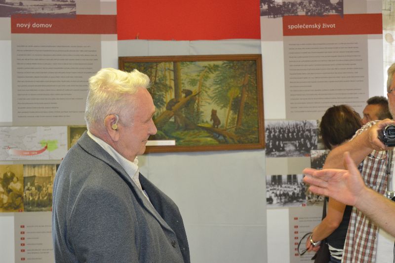 Galerie: Projekt Život a historie vypálených obcí - Pietní vzpomínka 11. 7. 2014 Nový Malín