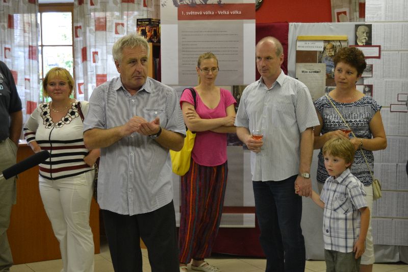 Galerie: Projekt Život a historie vypálených obcí - Pietní vzpomínka 11. 7. 2014 Nový Malín